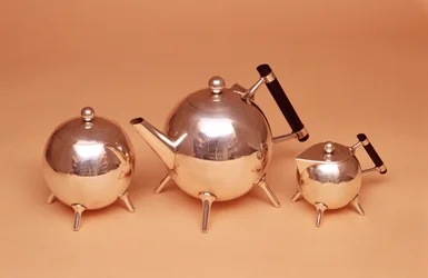 Juego de té con interiores dorados, fabricado por James Dixon y Sons, 1880